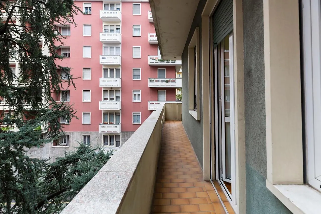Living Isola Apartment Milan Italy